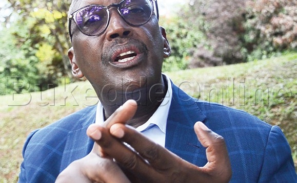 Gen. Tumukunde ng'ayogera ne munanawulire wa Bukedde Stuart Yiga Gen. Tumukunde ng'ayogera ne munanawulire wa Bukedde Stuart Yiga