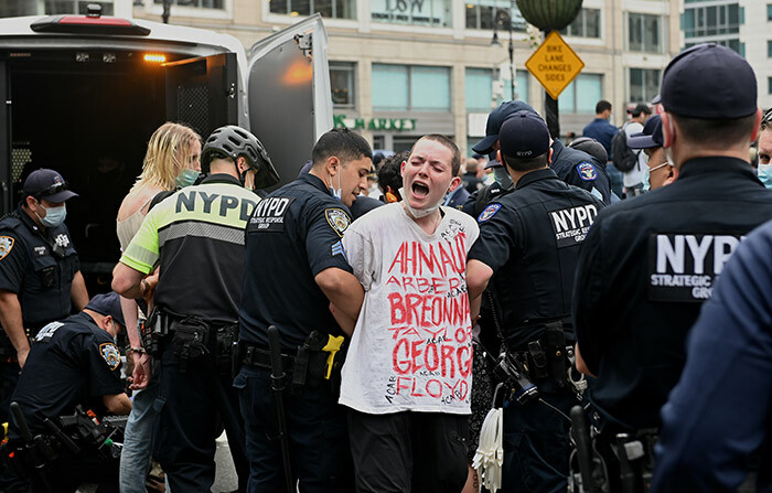 officers arrest protestors during a lack ives atter demonstration on ay 28 2020 in ew ork ity in outrage over the death of a black man in innesota who died after a white policeman kneeled on his neck for several minutes