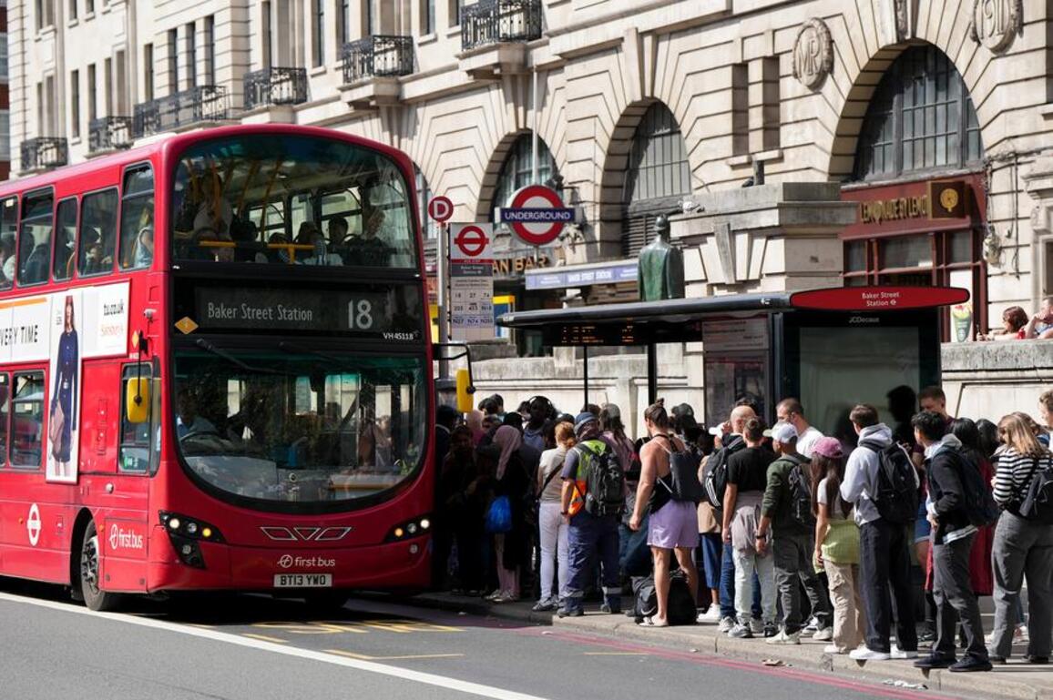 Economic Watch: Britain's lackluster growth strikes business performance, consumer confidence