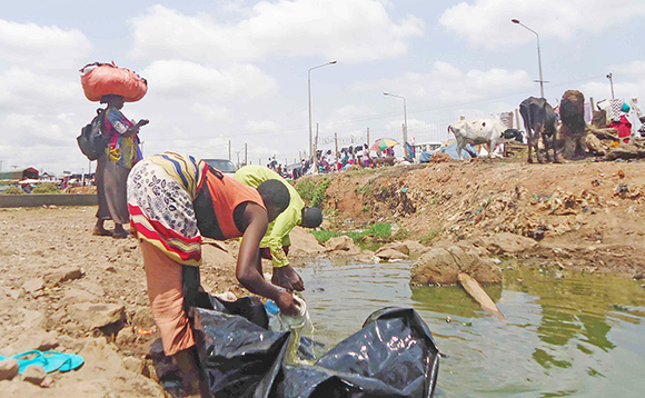 Abasuubuzi nga booza bye bakozesa mu mwala Abasuubuzi nga booza bye bakozesa mu mwala
