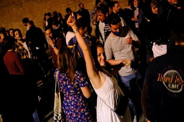 Hundreds of people party in Spain after curfew lifted