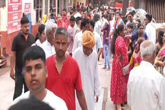 Assam: Thousands of devotees offer prayers at Kamakhya Devi temple in Guwahati on Somvati Amavasya