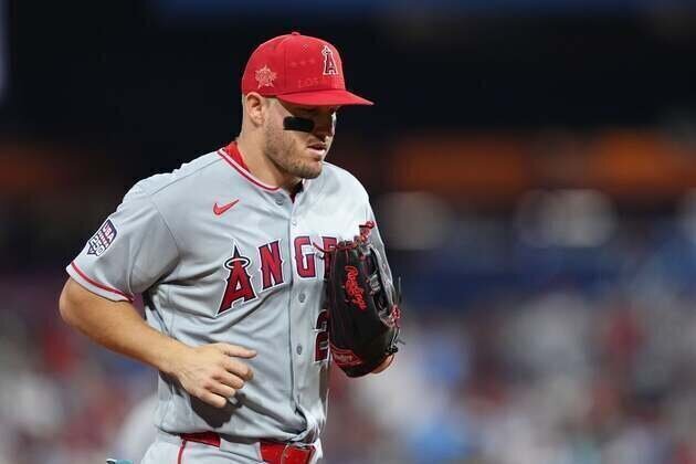 Slumping Giants, Angels meet with deadline questions looming