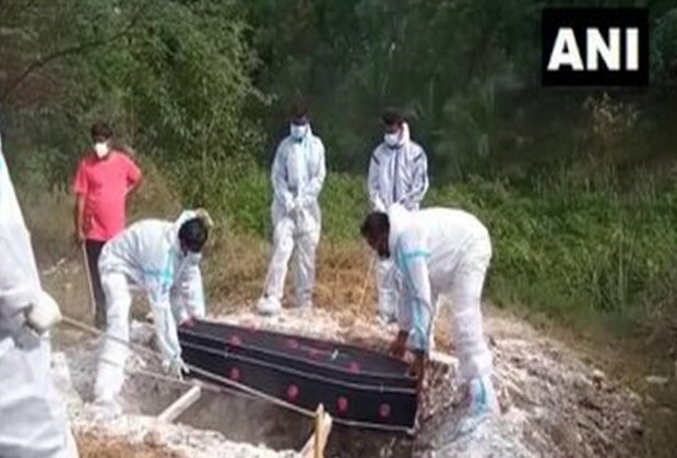 Social workers perform last rites of COVID patients