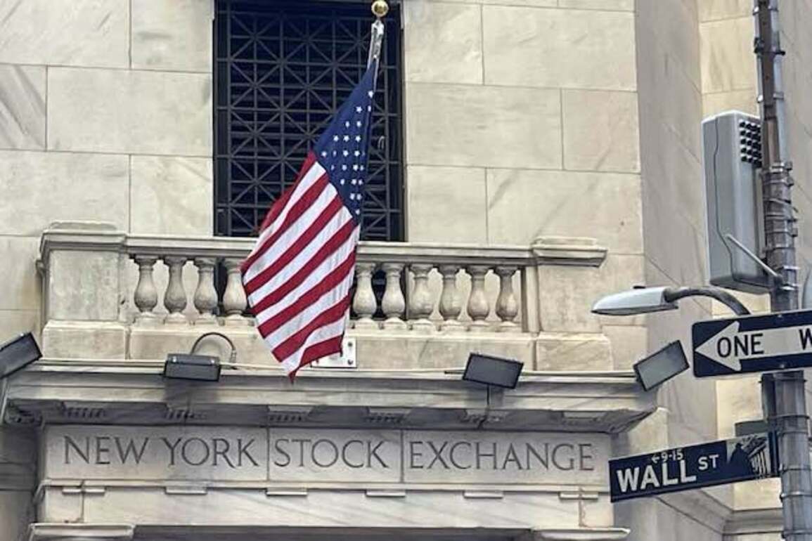 U.S. stock markets end on divided note, Dow dips 17 points