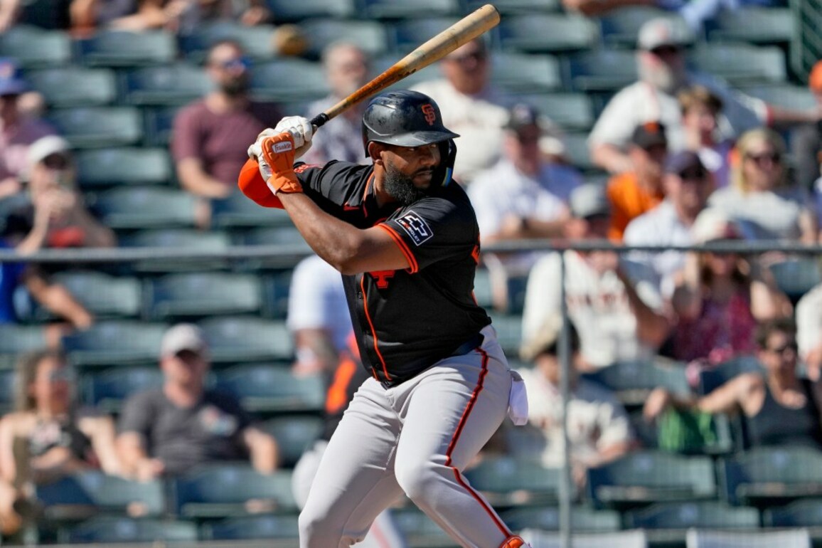 SF Giants' Encarnacion out at least 4-5 weeks with fracture in finger