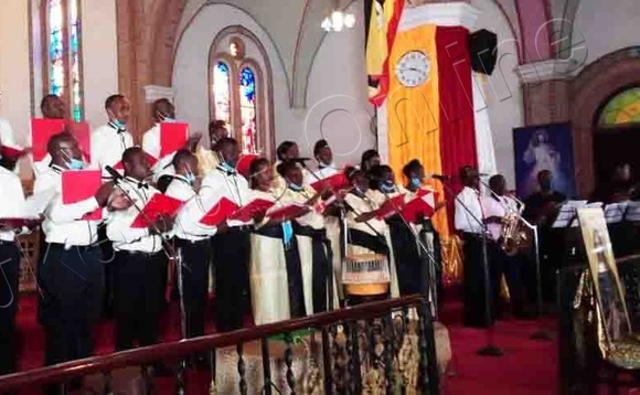 Kkwaaya y'Omutuukirivu Yowana Batisita ng'eyimba mu Lutikko e Lubaga. Kkwaaya y'Omutuukirivu Yowana Batisita ng'eyimba mu Lutikko e Lubaga.