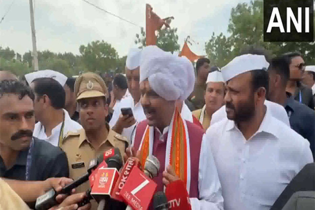 "I must be getting blessings of Balasaheb Thackeray": CM Fadnavis responds to Raj Thackeray's remark