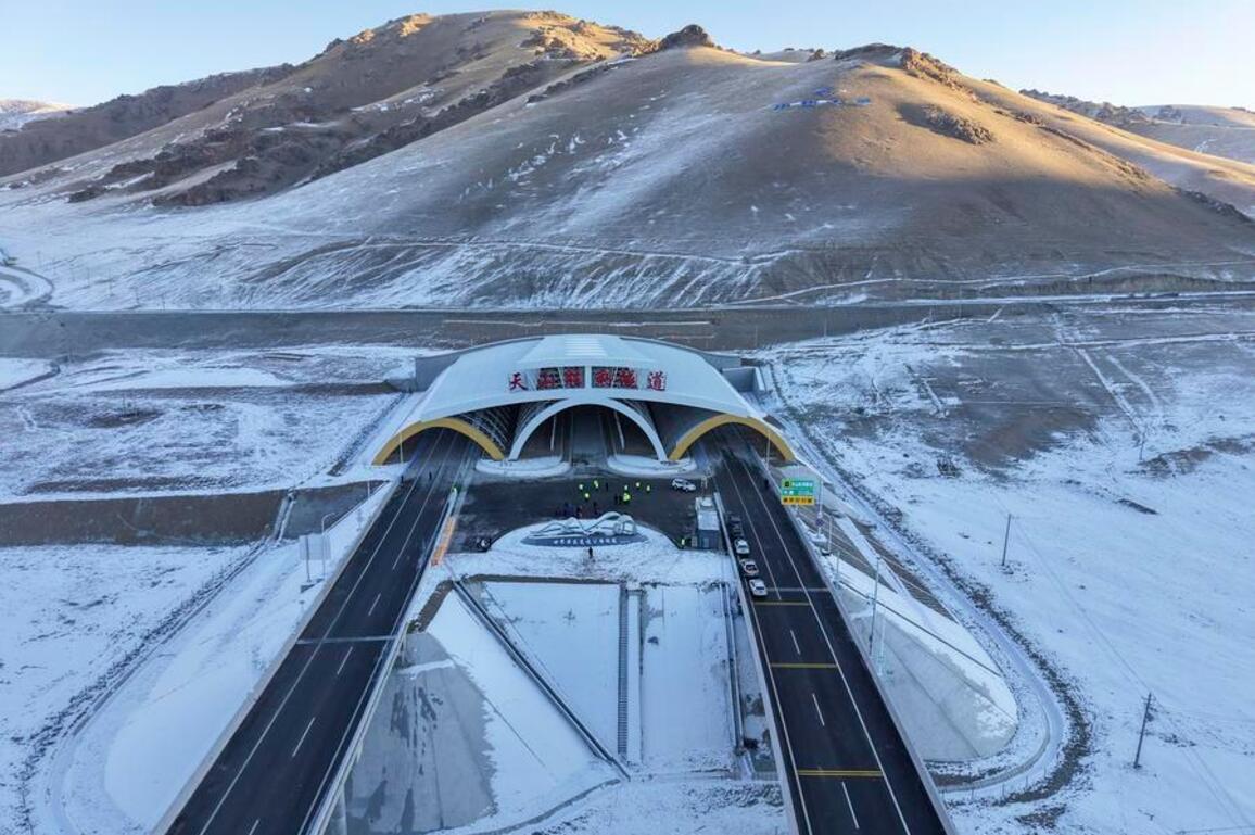Update: World's longest expressway tunnel opens to traffic in Xinjiang