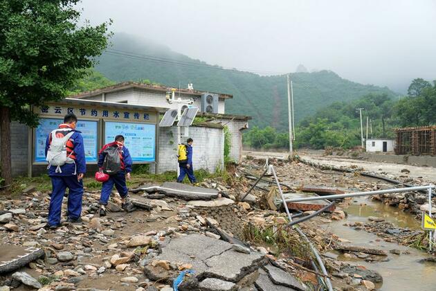 Update: Beijing issues rainstorm, flood alerts amid heavy downpours