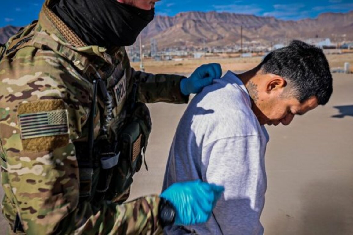 Angustia en familias de venezolanos deportados de EEUU a la crcel de Bukele - Cooperativa.cl