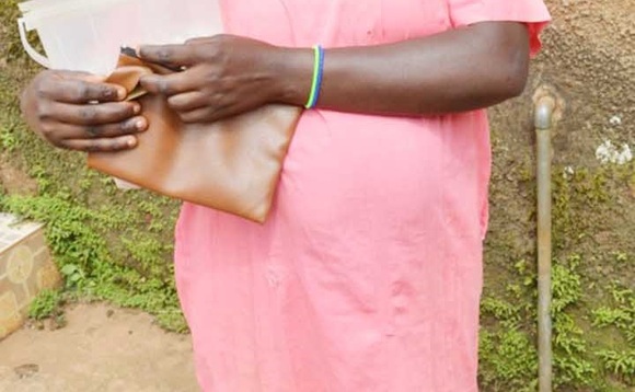 Omuwala ali lubuto. Omuwala ali lubuto.