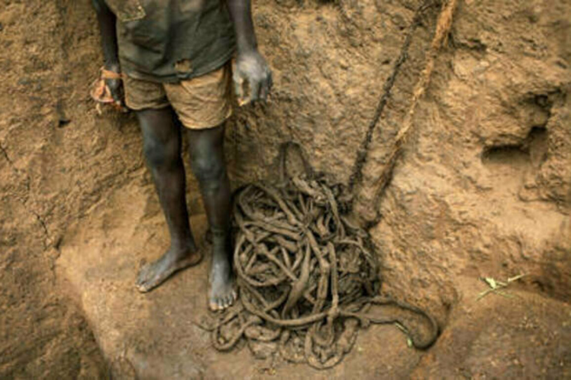 Dozens killed in DR Congo mine bridge collapse - authorities (VIDEO)