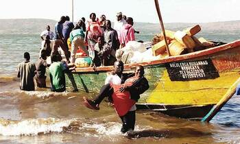 Abasaabaze okuva ku bizinga eby'enjawulo nga baakatuuka ku mwalo g'e Masese mu Jinja. Bonna tekwabadde alina kakooti. Abasaabaze okuva ku bizinga eby'enjawulo nga baakatuuka ku mwalo g'e Masese mu Jinja. Bonna tekwabadde alina kakooti.