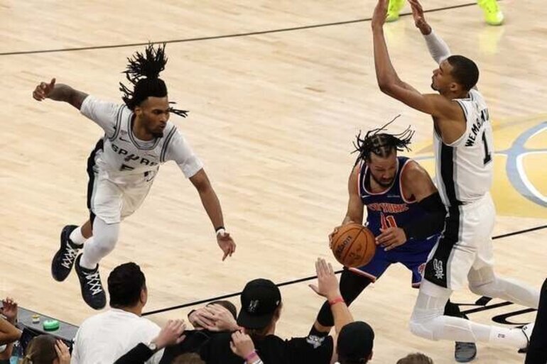 Knicks draw on maturity, moxie to take two in San Antonio