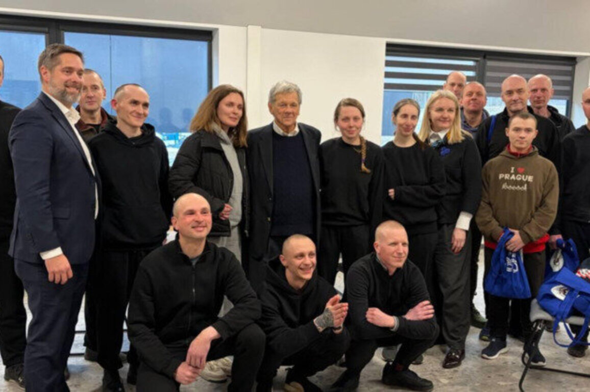 Washington Eases Sanctions On Minsk As Belarus Releases 250 Prisoners