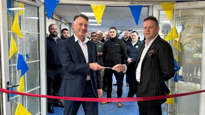 Laker opens a new indoor paving showroom
