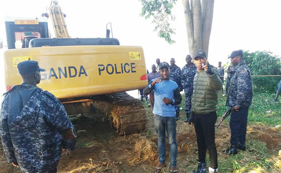 Ebimotoka bya Poliisi ebyaleeteddwa okunnyulula eryato. Ebimotoka bya Poliisi ebyaleeteddwa okunnyulula eryato.