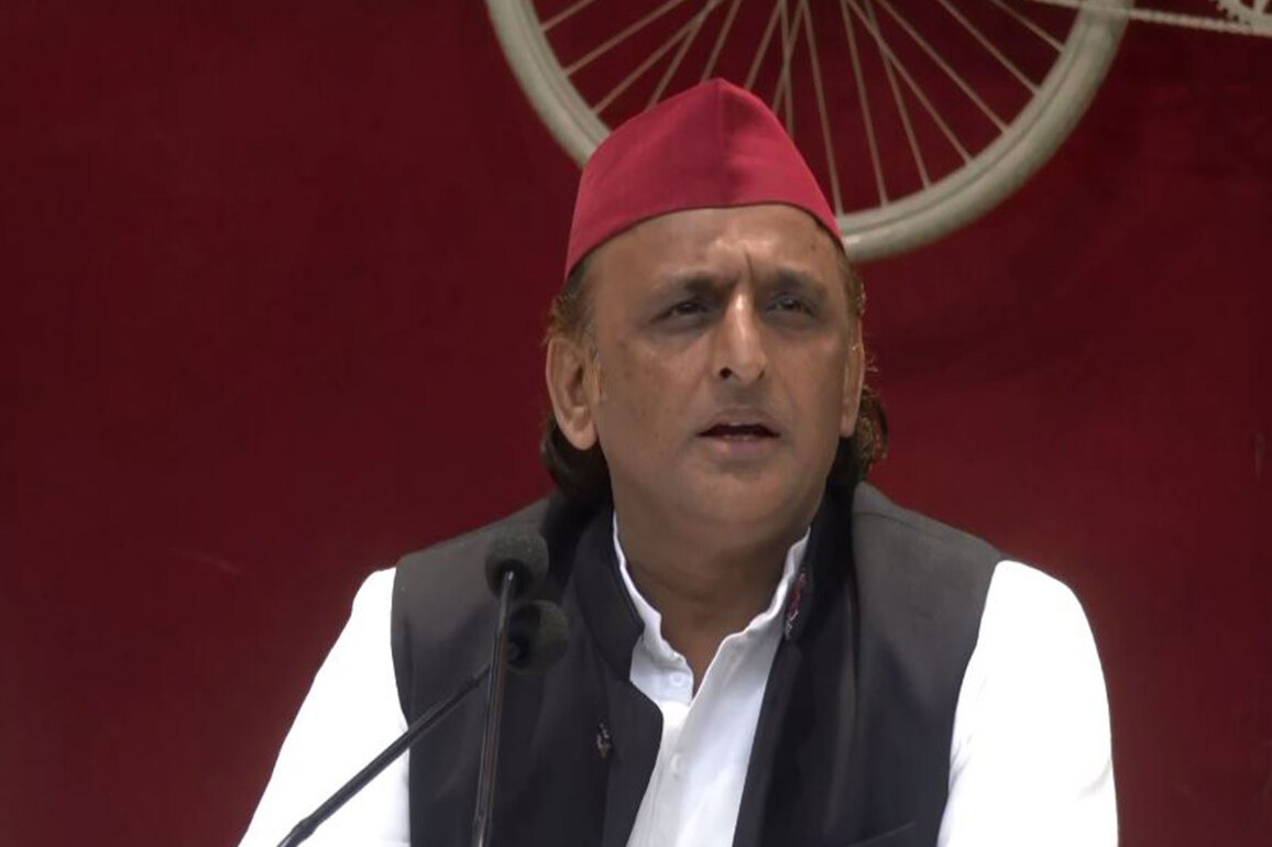 "Foreign policy is weak": Akhilesh Yadav slams Centre over H-1B visa fee hike