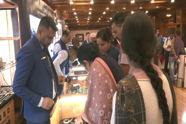 HOLD!!!Gold rush grips Shimla ahead of Diwali, buyers throng to showrooms