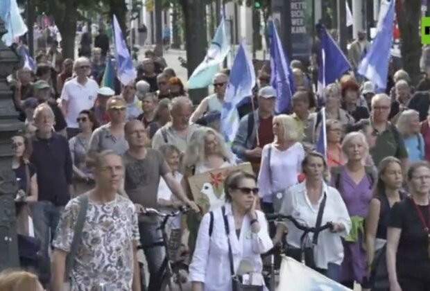 Hundreds protest Ukraine aid in Berlin