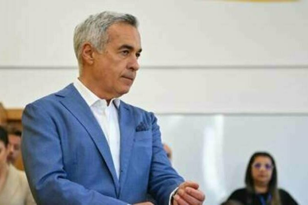 Banned ex-Romanian presidential front-runner quits politics