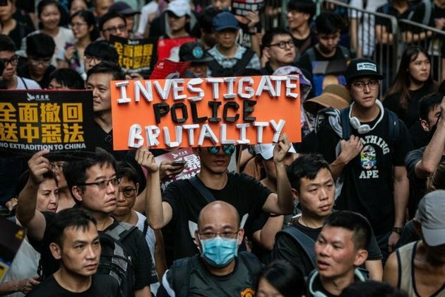 Hong Kong protesters apologise after airport chaos