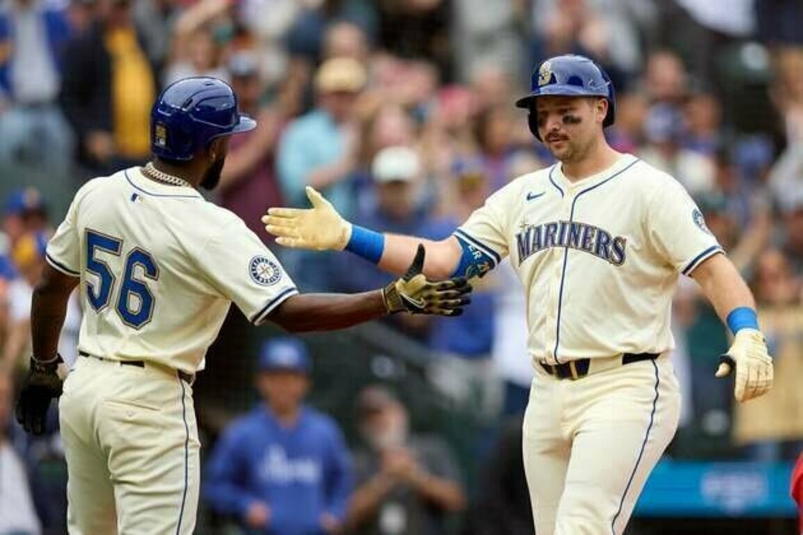 Mariners' Cal Raleigh hits 54th homer, ties Mickey Mantle's switch-hitter mark