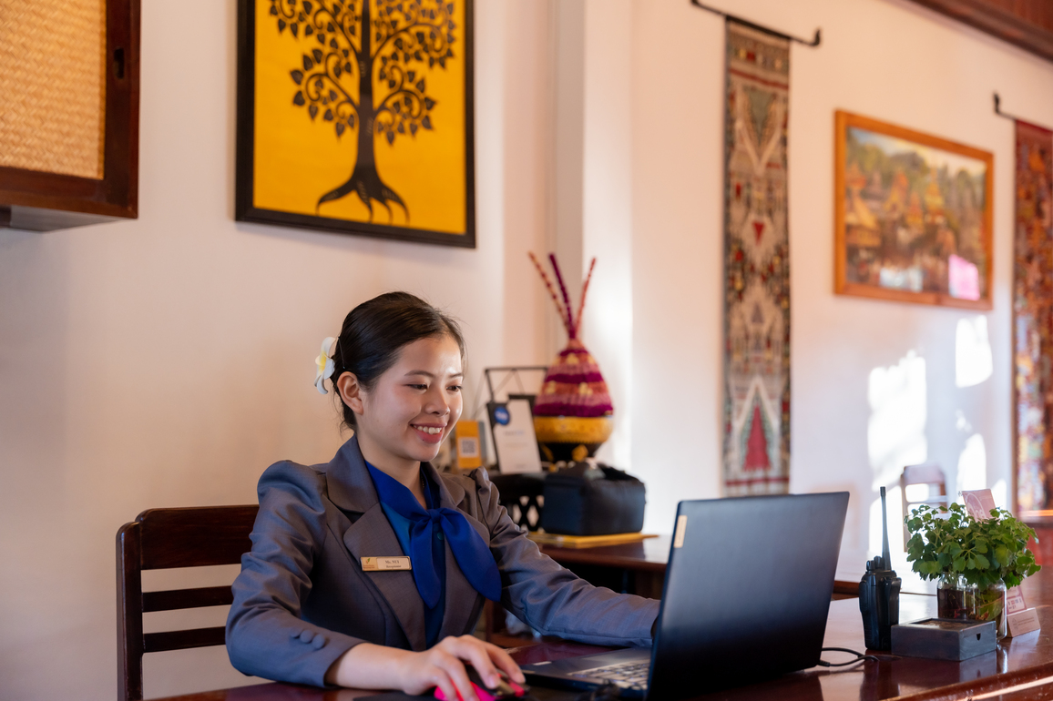 LAOS-LUANG PRABANG-WORKING WOMEN