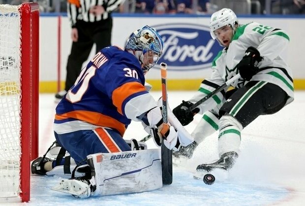 Jason Robertson's hat trick helps Stars get past Islanders