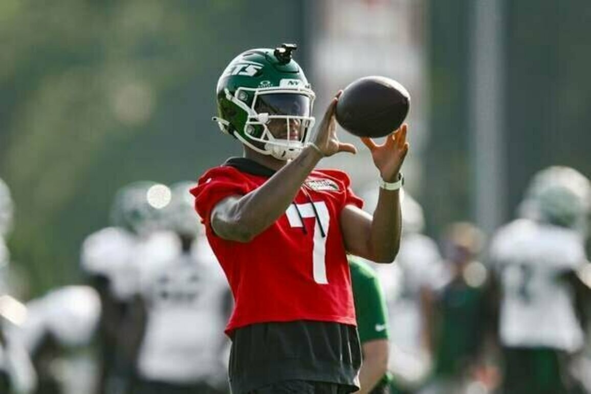 Jets' Justin Fields participates in QB drills, despite toe injury