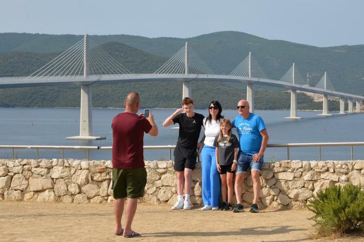 Croatians give thumbs up to Chinese-built Peljesac Bridge
