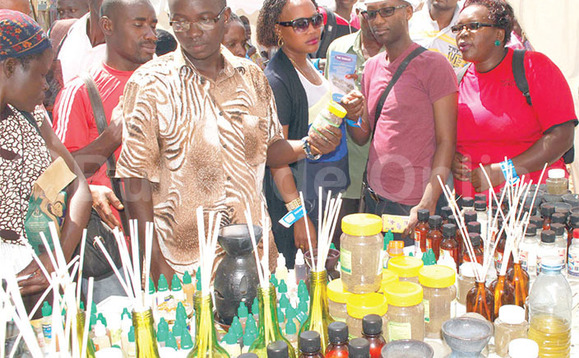 Nyanzi (owookusatu okuva ku kkono) ng’annyonnyola abantu ebikwata ku butto w’empirivuma. Nyanzi (owookusatu okuva ku kkono) ng’annyonnyola abantu ebikwata ku butto w’empirivuma.