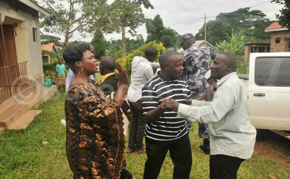 Maj. Ssegujja (ku ddyo) nga yeenyoola n’omu ku bawannyondo ba kkooti. Maj. Ssegujja (ku ddyo) nga yeenyoola n’omu ku bawannyondo ba kkooti.