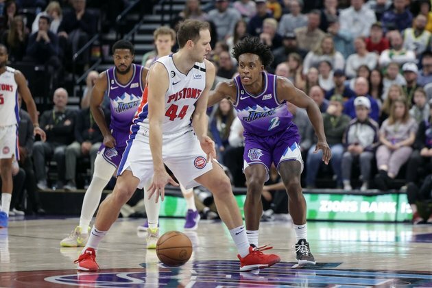 East's worst meets West's best as Pistons take on Suns