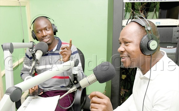 Sserwanja (ku kkono) ne Mbabaali baakedde mu situdiyo kukola. Sserwanja (ku kkono) ne Mbabaali baakedde mu situdiyo kukola.