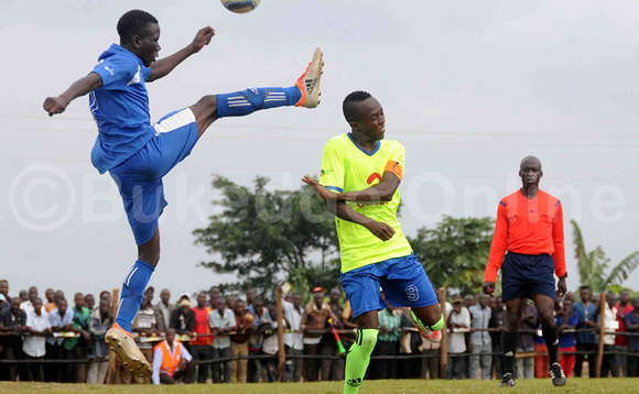 Omuzibizi wa Busiro Michael Owinyo (ku kkono) ng'atangira omuteebi wa Kooki Muhammad Matovu mu luzannya lwa kwota olwokubiri e Sentema. Busiro yawangudde ggoolo 2-0 July 29 2017. (ekif:Silvano Kibuuka) Omuzibizi wa Busiro Michael Owinyo (ku kkono) ng'atangira omuteebi wa Kooki Muhammad Matovu mu luzannya lwa kwota olwokubiri e Sentema. Busiro yawangudde ggoolo 2-0 July 29 2017. (ekif:Silvano Kibuuka)