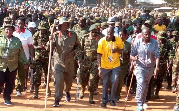 Pulezidenti Museveni ne minisita w'ebyesimbi Matia Kasaija nga batuuka e Kakumiro Pulezidenti Museveni ne minisita w'ebyesimbi Matia Kasaija nga batuuka e Kakumiro