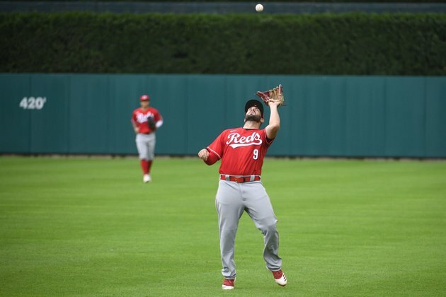 Reds 2B Moustakas on IL with bruised quad