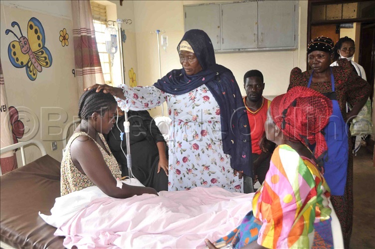 badduukirize nga basabira ku akato maama wabaana abaafudde nga yaakadda engulu mu ddwaliro