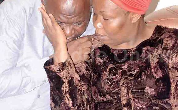 Hajji Kiyimba lwe yali asaasira Maama Fiina ng’afiiriddwa bba, Maj. Kiggundu. Hajji Kiyimba lwe yali asaasira Maama Fiina ng’afiiriddwa bba, Maj. Kiggundu.