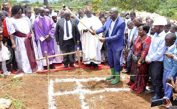 Omubaka wa Masaka mu Paalamenti Mary Babirye Kabanda n'abalala nga batunuulidde omugenyi omukulu Eng Richard Ssebawamala ng'atema evvunike ku ttaka omubaka ly'aguze okuzimbirako abaana abatalina mwasirizi essomero mwe bannaasomero ku bwerere,Bafaaze ye Fr Emmanuel Bukulu Owakabi ne Fr Timothy Ssimwogerere,omubaka Florence Nnamayanja n'abalala Ekif.Ssennabulya Baagalayina Omubaka wa Masaka mu Paalamenti Mary Babirye Kabanda n'abalala nga batunuulidde omugenyi omukulu Eng Richard Ssebawamala ng'atema evvunike ku ttaka omubaka ly'aguze okuzimbirako abaana abatalina mwasirizi essomero mwe bannaasomero ku bwerere,Bafaaze ye Fr Emmanuel Bukulu Owakabi ne Fr Timothy Ssimwogerere,omubaka Florence Nnamayanja n'abalala Ekif.Ssennabulya Baagalayina