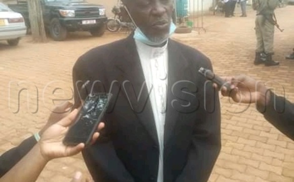 Sazir Lumala disitulikiti Kaadi w'e Mukono ng'ayogera n'abamawulire ku poliisi e Mukono. Sazir Lumala disitulikiti Kaadi w'e Mukono ng'ayogera n'abamawulire ku poliisi e Mukono.