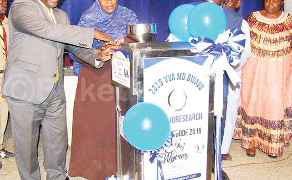 Omumyuka wa Katikkiro wa Buganda Kawaase (ku kkono) ng’akwasa mukyala Saidat Tamusuza ekyuma Julius Nyanzi (owookubiri ku ddyo) kye yawaddeyo. Omumyuka wa Katikkiro wa Buganda Kawaase (ku kkono) ng’akwasa mukyala Saidat Tamusuza ekyuma Julius Nyanzi (owookubiri ku ddyo) kye yawaddeyo.