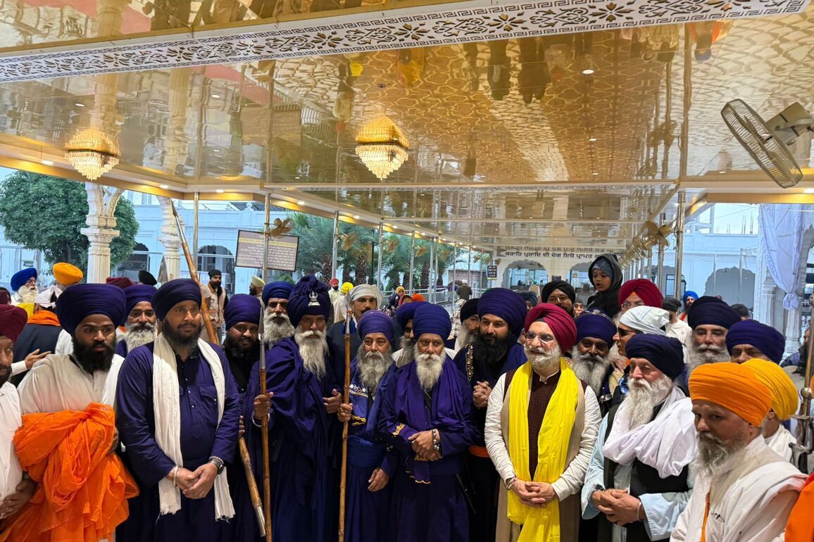 Punjab: Newly sworn-in Delhi LG Taranjit Singh Sandhu visits Gurudwara Harmandir Sahib