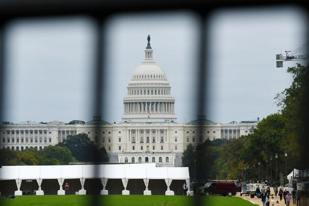Roundup: U.S. gov't shutdown hits day 14 as deadlock between two parties remains