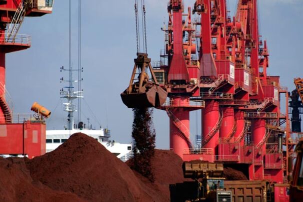 Desembarque de minério de ferro no porto de Rizhao, na China