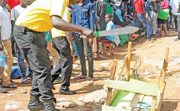 Owa KCCA ng’amenya ekimeeza ky’omusuubuzi. Owa KCCA ng’amenya ekimeeza ky’omusuubuzi.