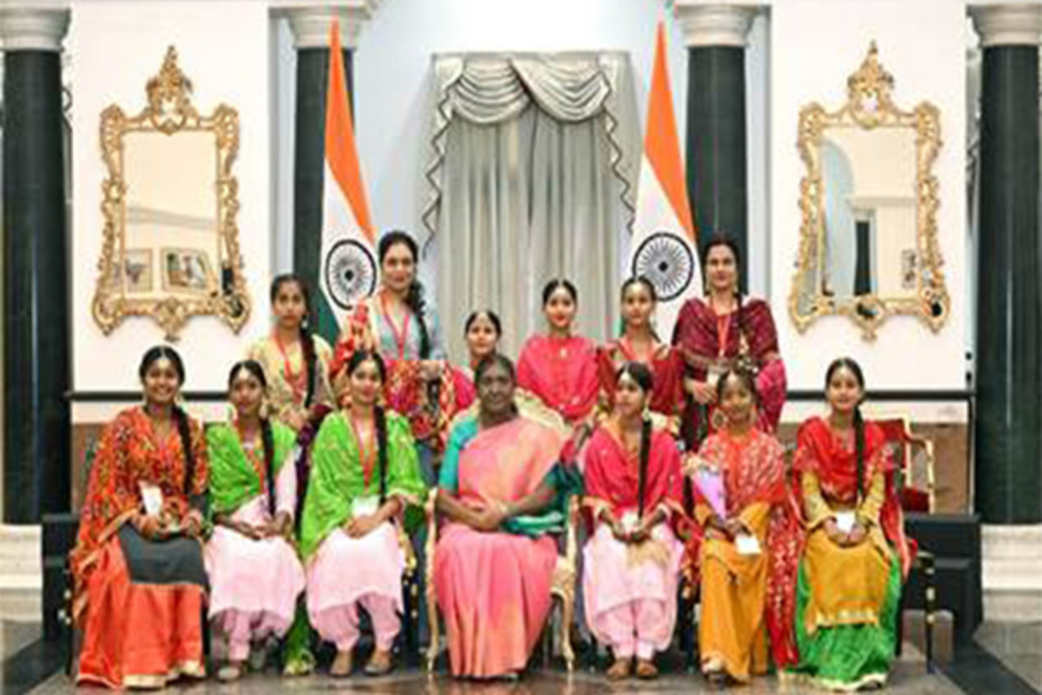 President Murmu celebrates Raksha Bandhan with school students from across India at Rashtrapati Bhavan