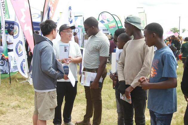 (Hello Africa) Young Zimbabweans turn to Chinese firms for expanded job opportunities